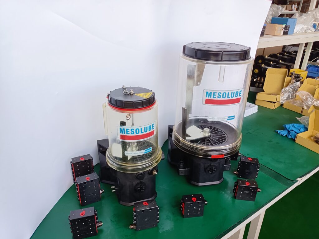 D10016401P Progressive Lubrication Distributor for PC490 Excavator